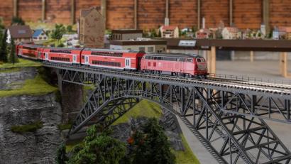 Bild: Reinhold Buchner
Der Zug nimmt eine neue Strecke. Nach 36 Jahren löst sich der Eisenbahnclub IC 90 Etzenricht auf. Einige Mitglieder schlüpfen nun bei den Eisenbahnfreunden in Mantel unter und freuen sich, dass es für sie weitergeht.