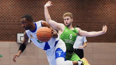 Archivbild: Gerhard Büttner
Das Bayernliga-Derby in der Hinrunde entschieden die Weidener Basketballer für sich. Die DJK Pressath will am Samstag den Spieß umdrehen. In dieser Szene setzt sich Chris Hill (Weiden) gegen Bastian Schmidt (Pressath) durch.