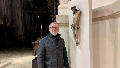 Bild: Paul Zrenner
Pfarrer Dr. Thomas Vogl neben dem "Geschändeten Heiland" in der Basilika Waldsassen.