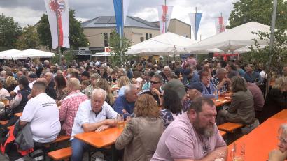 Bild: wro
Das 21. Bürgerfest in Wiesau ist dank vieler Besucher ein voller Erfolg.