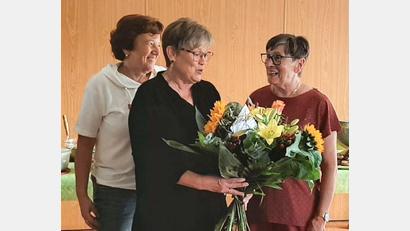 Bild: wlr
Die Überraschung ist gelungen. Lina Eggmeier freute sich sehr über den Blumenstrauß, den ihr Maria Smola für ihre 40-jährige Tätigkeit in der Seniorenbetreuung der Etzenrichter Katholischen Pfarrei St. Nikolaus überreichte.