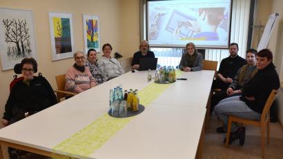 Bild: jr
In der KJF-Werkstätte Mitterteich gehören zur Prüfgruppe "Leichte Sprache" (von links) Ramona Aschenbrenner, Elisabeth Wildenauer, Katrin Wenk, Helga Bäuml, Prüfgruppen-Moderator Maximilian Schmid, KJF-Geschäftsführerin Melanie Eibl, Fachdienstleiter Mario Franz, Johannes Ott und Alexandra Kropp.