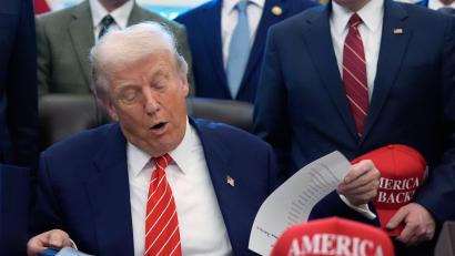 Bild: Alex Brandon/AP/dpa
US-Präsident Donald Trump unterzeichnet ein Haushaltsgesetz, das den teilweisen Stillstand der US-Regierungsgeschäfte beendet.