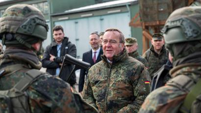 Bild: Daniel Vogl/dpa
Bereits 40.000 Fragebögen hat die Bundeswehr laut Pistorius schon an potenzielle neue Soldatinnen und Soldaten versendet.