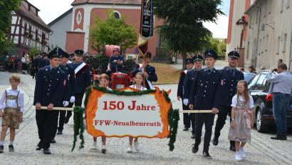 Bild: jr
Der Festzug durch Bad Neualbenreuth beginnt. An der Spitze marschiert der Jubelverein.