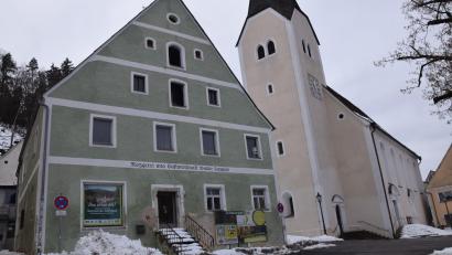 Bild: Paul Böhm
Neben dem Bau der Feuerwehrgerätehäuser in Adertshausen, Allersburg und Ransbach ist der Baubeginn des Naturparkzentrums am Marktplatz in Hohenburg (Bild) im Frühjahr geplant.