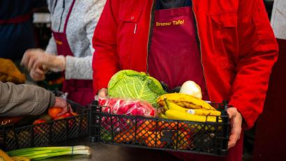 Bild: Sina Schuldt/dpa
Die Tafeln in Deutschland versorgen Hunderttausende mit sehr wenig Geld. (Symbolbild)