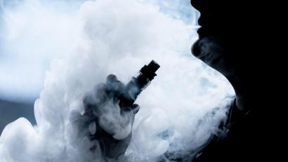 Bild: Silas Stein/dpa
Die Flüssigkeiten können laut Polizei in E-Zigaretten konsumiert werden - und sind bei Jugendlichen beliebt. (Symbolbild)