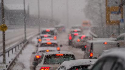 Bild: Andreas Arnold/dpa
Staus gab es in und um Mainz.