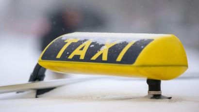 Symbolbild: Jonas Walzberg/dpa
Die Betrüger buchten für ihre Beute eine Kurierfahrt nach Baden-Württemberg.