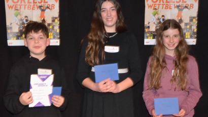 Bild: Kunz
Eliah Dütsch (links) sicherte sich den ersten Platz beim Vorlesewettbewerb auf Kreisebene. Auf den weiteren Plätzen folgten Kerstin Preißer (Mitte) und Amelie Sailer (rechts).