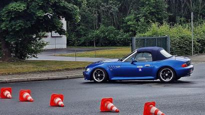 Bild: R. Kreuzer
Ein Lenkfehler brachte das Fahrzeug aus der Spur und steuerte Richtung Bordstein. Glück gehabt – zurückgesetzt und mit Strafpunkten weitergefahren.