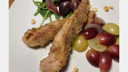 Bild: Michael Schiffer
Die Fasanenbrüstchen werden in Weißbrot gewendet und in der Pfanne kurz angebraten. Dazu werden die Trauben angerichtet.