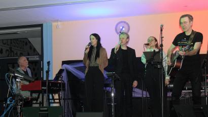 Bild: stg
Zum Abschluss stehen alle Musiker gemeinsam auf der Bühne