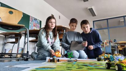 Bild: wpt
Die Schüler Mira (von links), Samuel und Max programmieren Roboter und Fahrzeuge in der Schule Hirschau.
