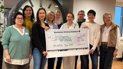 Bild: Sandra Dietl
Manuela Stockner (2. von rechts) überreichte zusammen mit ihren Kolleginnen des Spirit-Teams Katharina Ferstl, Sandra Götz, Marion Götz (2. von links bis 4. von links), Helene Herich (4. von rechts) und Gisela Willjung (rechts) die Rekordspende in Höhe von 18 000 Euro an das Kinderpalliativteam Ostbayern im Amberger Klinikum St. Marien. Für die großzügige Spende bedankten sich die Leiterin des Palliativteams Dr. Sonja Gromer (5. von links) sowie die Palliativ-Fachkräfte Jana Fickel (links) und Christine Heimburger (3. von rechts).