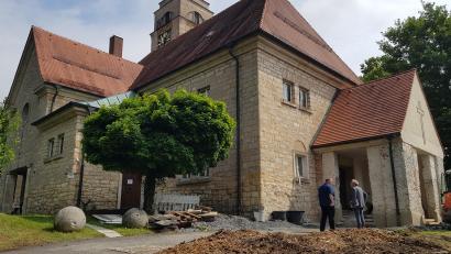 Bild: Benkhardt
Die evangelische Kirche in Erbendorf wird teilsaniert. Der Grund sind Wasserschäden im Mauerwerk und am Belag rund um das Gotteshaus.