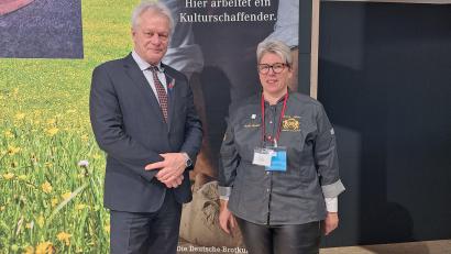 Bild: Gregor Asteroth
Bäckerei-Chefin Ruth Herbst hat bei der Grünen Woche auch Bundeslandwirtschaftsminister Alois Rainer getroffen.