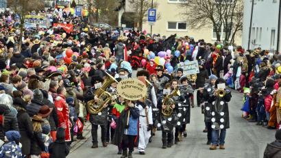 Bild: gri
Da zieht er los, der Gaudiwurm in Freudenberg: Auch heuer formiert sich am Faschingsdienstag wieder ein Umzug.