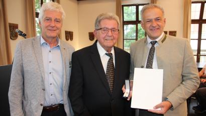 Bild: kro
Mit dem Ehrenzeichen des Bayerischen Ministerpräsidenten wurde Karl Tabert (mitte) aus Plößberg ausgezeichnet. Landrat Roland Grillmeier (rechst) und Robert Lindner, Bürgermeister aus Floß, gratulierten.