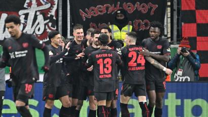 Bild: Federico Gambarini/dpa
Leverkusens Patrik Schick jubelt mit seinen Mannchaftskollegen über 2:0.