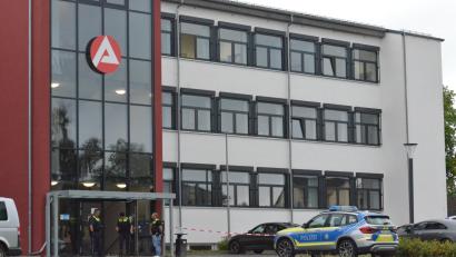 Bild: Benkhardt
Die Polizei riegelte am Freitag das Gebäude, in dem die Agentur für Arbeit und das Jobcenter untergebracht sind, ab. Grund war ein tätlicher Angriff, der, wie sich im Nachhinein herausstellte, frei erfunden war.