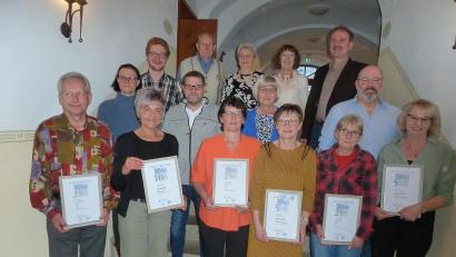 Bild: Birkner
Ehrungen bei der Bäckerei Seer, vorne von links: Heiko Pötzsch, Ute Göhl, Michaela Hofmann, Marianne Reichl, Maria Schöner, Adelheid Nehmann. Hintere Reihe von links: Seniorchef Herbert Seer mit Ehefrau Helga, Rita und Herbert Seer junior.