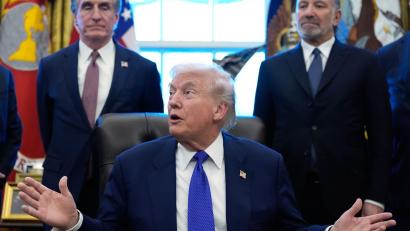 Bild: Alex Brandon/AP/dpa
Für die Reserve werden zunächst zwölf Milliarden Dollar bereitgestellt, wie Donald Trump ankündigte.