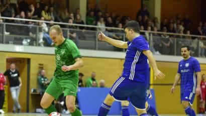 Bild: Hans Mark
Hallenfußballturnier Oberviechtach Szene aus dem Spiel Schönseer Land (grün) gegen die SG Niedermurach (blau).
