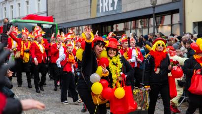 Bild: Pauline Manzke, Stadt Marktredwitz
Der Rawetzer Narrenzug zieht wieder durch Marktredwitz.