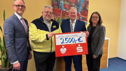 Bild: Kathrin Schmidt/Sparkasse Amberg-Sulzbach
Über die Spende freuen sich Carsten-Armin Jakimowicz und Landrat Richard Reisinger (Mitte) mit den Sparkassenvorständen Thomas Pickel und Sonja Kalb.