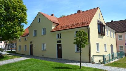 Bild: jr
Den kirchlichen Segen erhält am Sonntag, 20. Juli, das generalsanierte Reslhaus in Konnersreuth. Am Sonntagnachmittag sind von 14 bis 17 Uhr stündlich Führungen durch das Haus geplant.