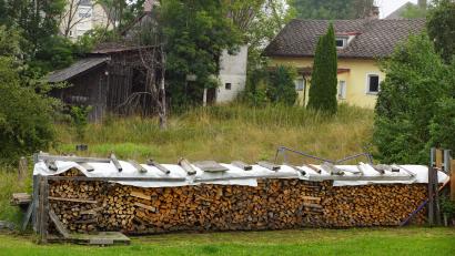Bild: bkr
Der im Gemeinderat angesprochene Schandfleck ist zumindest im Sommer durch viel Grün kaum einsehbar. Er ist eingegrenzt durch die Kemnather Straße und die Staatsstraße 2177, der Straße Altes Dorf.