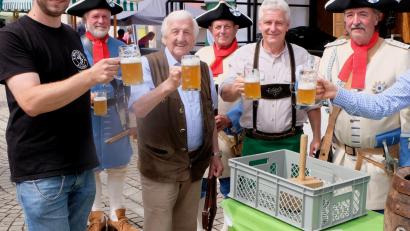 Archivbild: Fred Lehner
Zu einem „Prosit der Gemütlichkeit“ wird auch beim diesjährigen Bürgerfest wieder kräftig angestoßen.