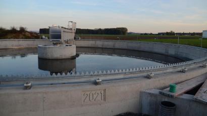 Archivbild: ak
Im Zuge der Generalsanierung ist auch das Nachklärbecken der Speichersdorfer Kläranlage erneuert worden. Für das Großprojekt liegen mittlerweile die Schlussrechnungen vor. Der Gemeinderat hat deshalb die endgültige Höhe der Verbesserungsbeiträge festgelegt und entsprechend die Herstellungsbeiträge für den Kanal angepasst.