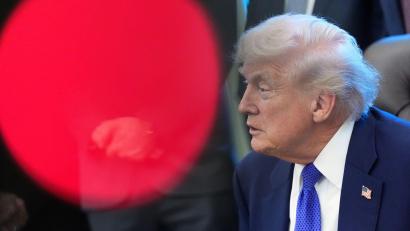 Bild: Alex Brandon/AP/dpa
Anlass der neuen Eskalation ist ein Bericht der „New York Times“ über den Streit zwischen Regierung und Universität, den Trump als „völlig falsch“ bezeichnete.