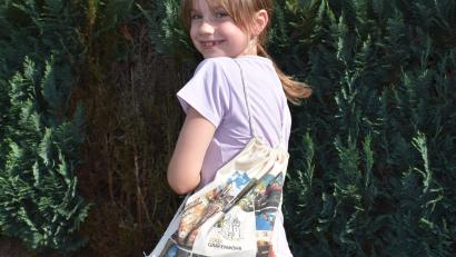 Bild: rgr
Aus einer Einkaufstasche entstand dieser Rucksack mit Bildern aus Grafenwöhr. Luise Rahn hat ihn gefertigt. Ihre Urenkelin Emmy hat sich als Model zur Verfügung gestellt.