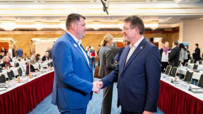 Bild: Michael Matthey/dpa
Zum Verhandlungsauftakt begrüßen sich die Verhandlungsführer Oliver Heinrich (IG BCE, links) und Matthias Bürk (BAVC) per Handschlag.