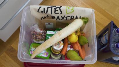 Bild: Noah Wegmüller-Kocher
Diese Notfallkiste mit Lebensmitteln hat Lena-Sophie Aberle, stellvertretende Leiterin der Fachschule für Ernährung und Haushaltsführung in Tirschenreuth für Oberpfalz-Medien gepackt. Sie enthält einen Vorrat, mit dem sich eine Person drei Tage lang versorgen kann.