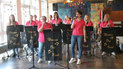 Bild: pi
Die Damen-Bigband begeisterte in der Schulaula mit ihrem Auftritt.