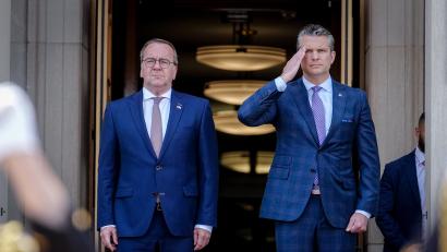 Bild: Kay Nietfeld
Bundesverteidigungsminister Boris Pistorius (SPD, links) besucht seinen amerikanischen Amtskollegen Pete Hegseth. Als "Freundschaftsgeschenk" brachte der Deutsche einen Bierkrug und ein Buch aus Grafenwöhr mit.