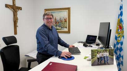 Bild: Markt Kirchenthumbach
Am liebsten arbeitet Kirchenthumbachs Bürgermeister Ewald Plößner im Stehen. Ein Jahr nach seinem Amtsantritt fühlt er sich in seinem Amt angekommen.