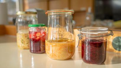 Bild: Marina Gube
Eine Methode, Gemüse lange haltbar zu machen, ist das Fermentieren – ein organischer Prozess, bei dem Zucker und Stärke mithilfe von Mikroorganismen zu Gas und Säure umgewandelt werden.