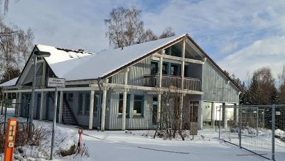 Bild: prh
Noch liegt das Verwaltungsgebäude des Campingplatzes am Großen Weiher im Winterschlaf. Die Firma Campingpark Perschen will das gesamte Areal käuflich erwerben und touristisch weiterbetreiben.