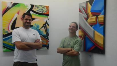 Bild: Kunz
Die beiden Graffiti-Künstler Valera Westfal (links) und Tesar vor ihren Kunstwerken.