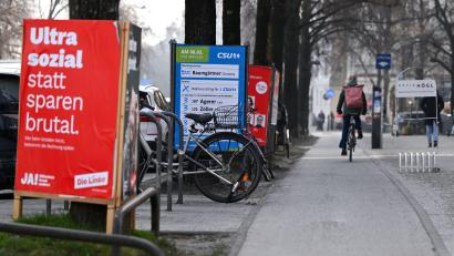 Symbolbild: Sven Hoppe/dpa
Unbekannte Täter haben ein Wahlplakat in Amberg mit schwarzer Farbe beschmiert. Die Polizei ermittelt.