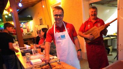 Bild: fvo
Pizzabäcker „Giuseppe“ Josef Arnold (rechts) sorgt bei der italienischen Nacht des FSV Waldthurn auch für die entsprechenden italienischen Melodien.