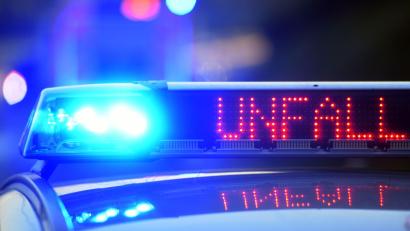 Bild: Stefan Puchner/dpa
Warum der 80-jährige Mann von der Fahrbahn abkam, blieb zunächst unklar. (Symbolbild)