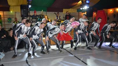 Bild: gi
Als tanzende „Skelette“ zeigten sich die Fußballer bei ihrem Auftritt beim Sportlerball. Sie erhielten tosenden Beifall und Zugaben wurden gefordert.