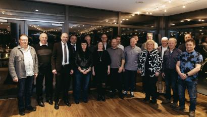 Bild: Hamm AG
Vorstand Stefan Klumpp (hinten, Mitte), Betriebsrat Robert Stich (vierter von links) und Betriebsratsvorsitzender Günther Fiedler (dritter von links) ehrten die langjährigen Mitarbeiter der HAMM AG.